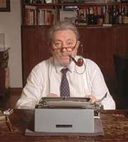 Gianni Brera alla macchina da scrivere
